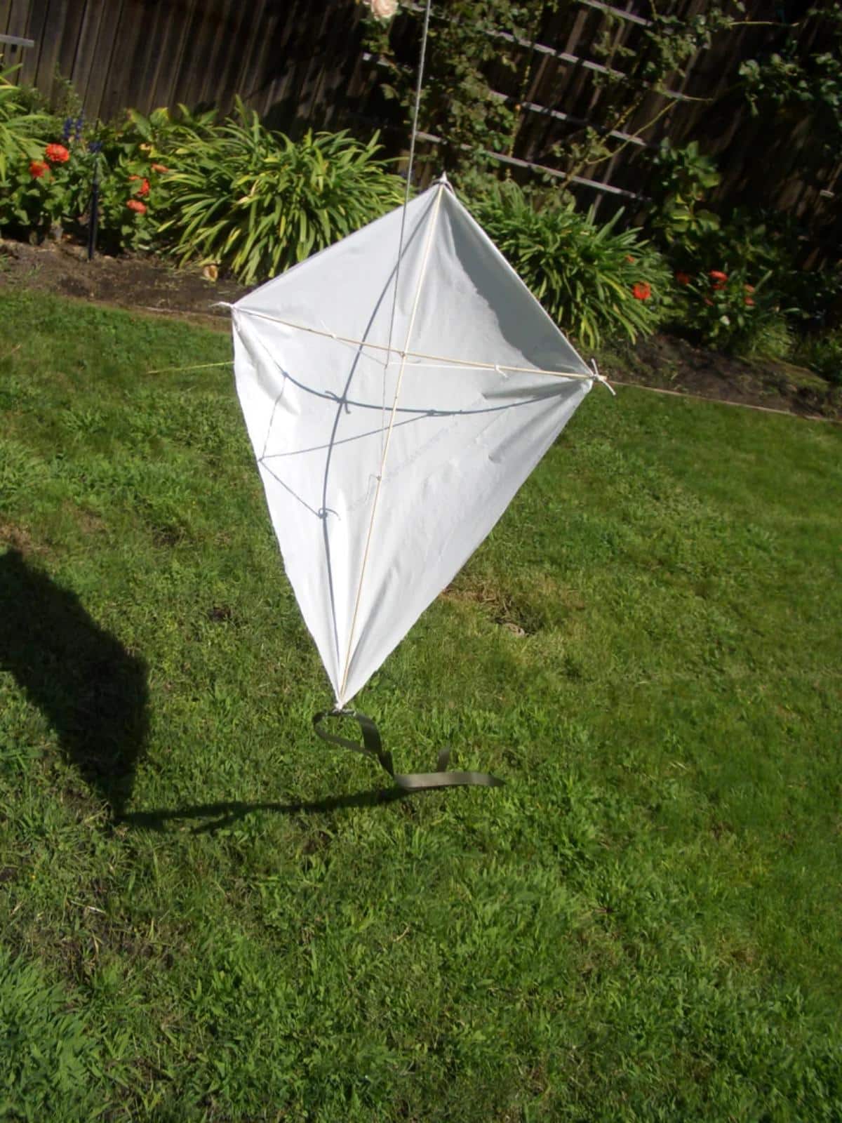 Make A Diamond Kite Using a Plastic Bag.
