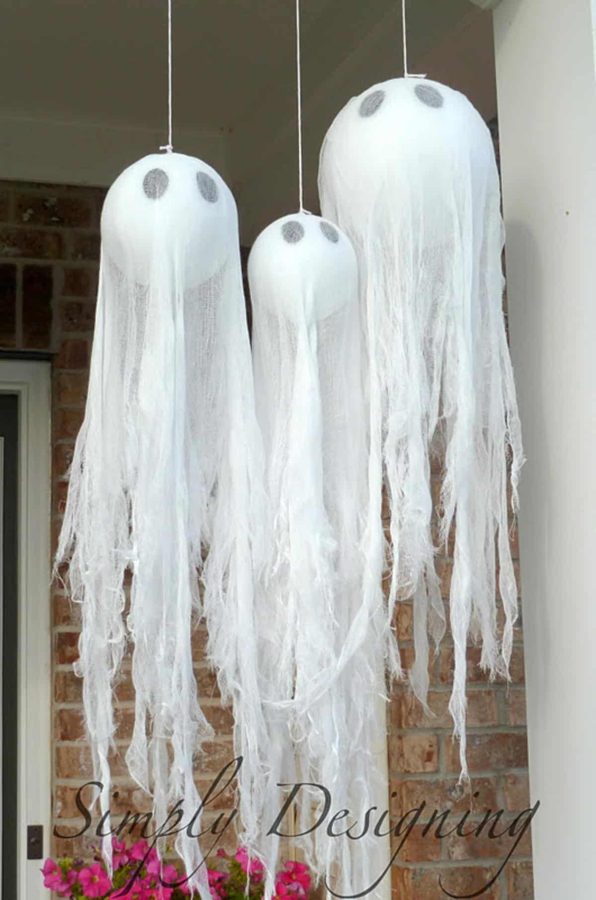 DIY Hanging Ghosts halloween decoration.