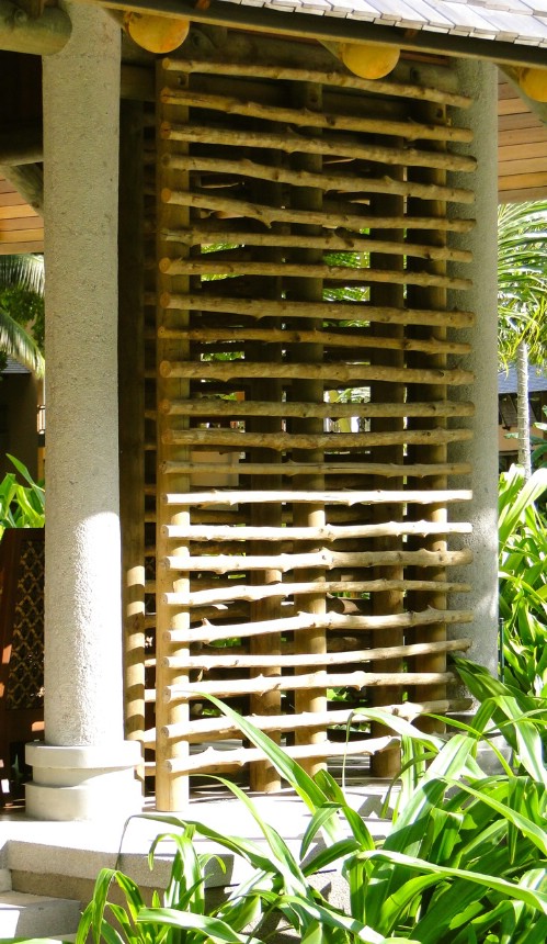 Tree Branch Privacy Screen - 40 Rustic Home Decor Ideas You Can Build Yourself