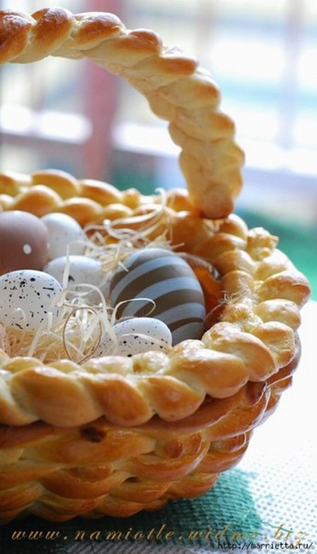 Bread Basket Centerpiece - 40 Beautiful DIY Easter Centerpieces to Dress Up Your Dinner Table