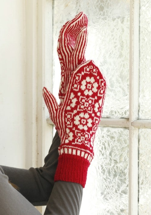 16 Adorable Knitted Christmas Socks and Gloves With Free Patterns