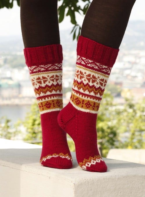16 Adorable Knitted Christmas Socks and Gloves With Free Patterns