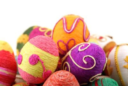 Decorating eggs with string