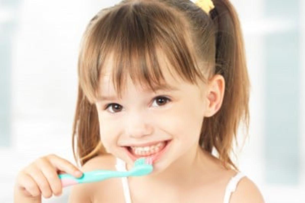 A child is cleaning teeth