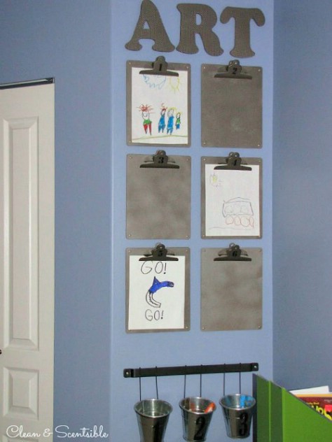 Display your kids’ artwork on clipboards.