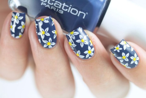Pretty daisy nails