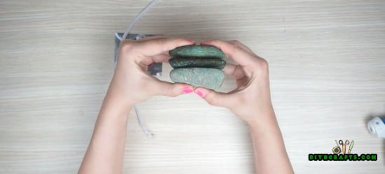 Picture Display - 5 Cute Craft Ideas Using Garden Stones in Under 5 Minutes