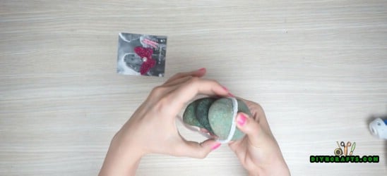 Picture Display - 5 Cute Craft Ideas Using Garden Stones in Under 5 Minutes