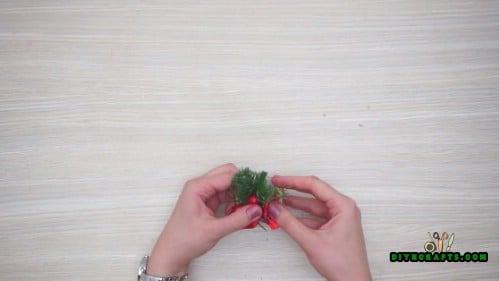 Anel de guardanapo de Pine Branch e Berries - Como fazer 5 anéis de guardanapo de feriado festivo em menos de 2 minutos