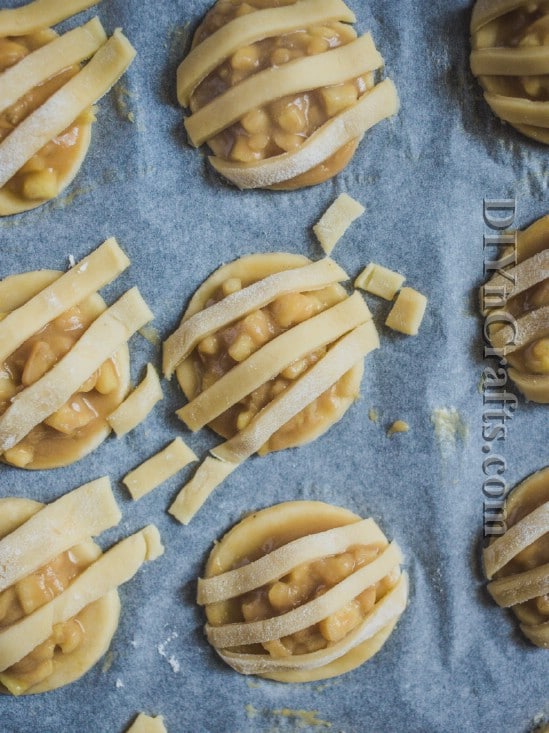 Roll out pie crust and top with apple mixture – then top that off with apple pie lattice!