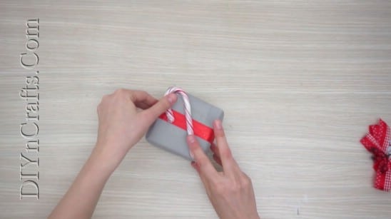 Pretty Christmas Bow Gift Wrap - 5 Brilliantly Creative DIY Gift Wrapping Ideas for Christmas