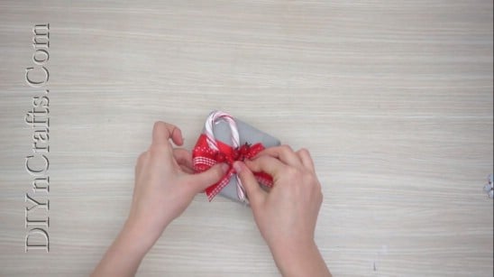 Pretty Christmas Bow Gift Wrap - 5 Brilliantly Creative DIY Gift Wrapping Ideas for Christmas
