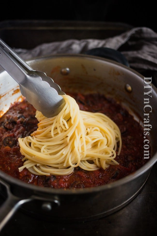 Mixing spaghetti with sauce: