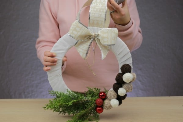How to Make a Rustic Christmas Wreath Out of Cardboard and Yarn
