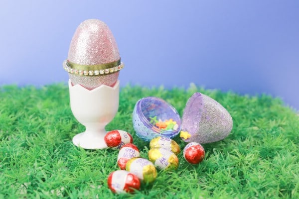 How to Make Decorative Plastic Easter Eggs 