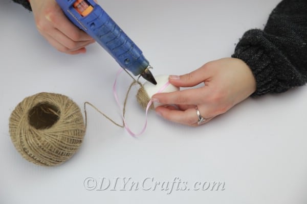 Fixing the twine on the glued parts of the egg.