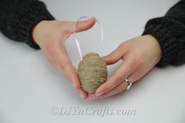 The egg is fully covered with twine. Time to decorate it further.