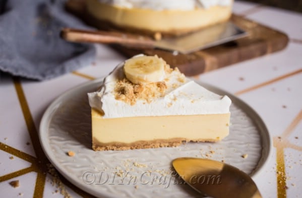 Cheesecake filling with whipped cream topping and bananas