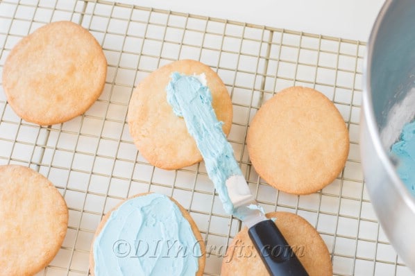 Cool cookies before frosting