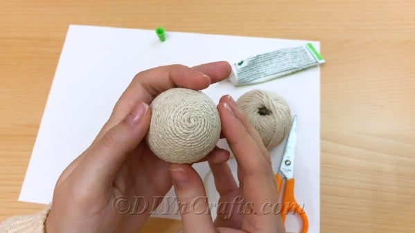 Cover the egg with twine.
