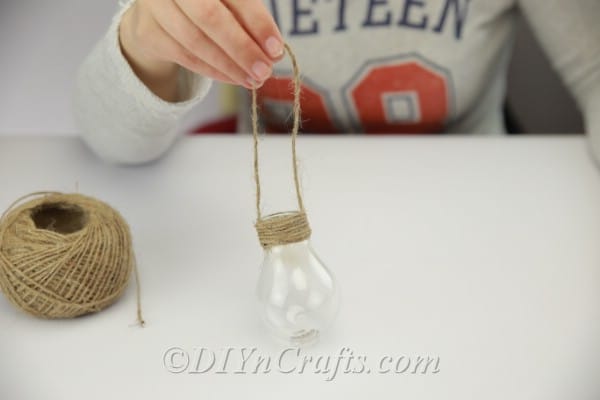 Making a loop with twine to hang bulb planter