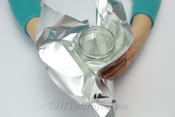 Covering a jar with aluminum foil