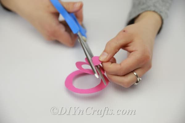 Cutting a curl from the paper circle