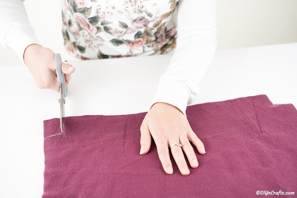 Couper du tissu pour un oreiller sans couture