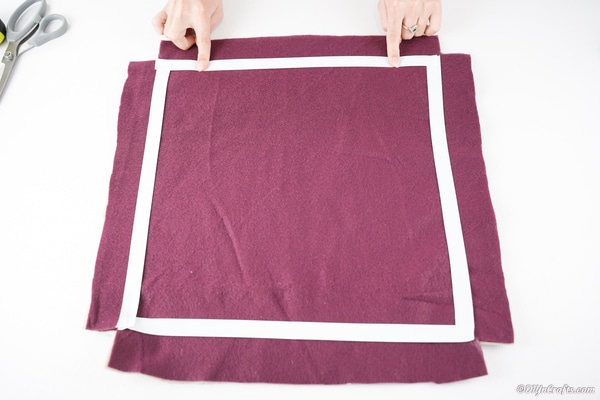 Ajouter du ruban adhésif au tissu pour créer un carré pour l'oreiller