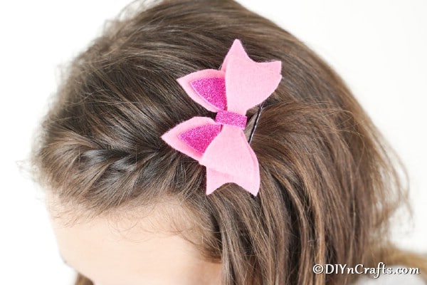 Brunette girl wearing no sew hairbow