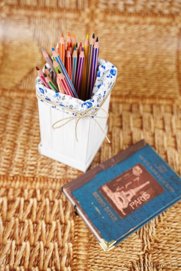 étui à crayons artisanal sur tapis en bois