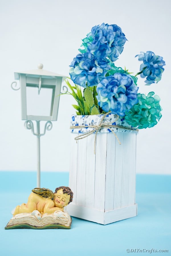Fleurs bleues dans un organisateur de bâtonnets d'artisanat