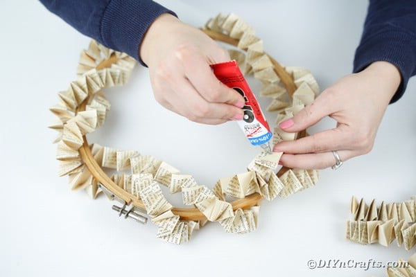 Gluing paper chains onto embroidery hoop