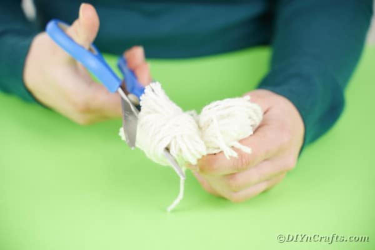 Clipping the loops on both sides of the bundle of yarn