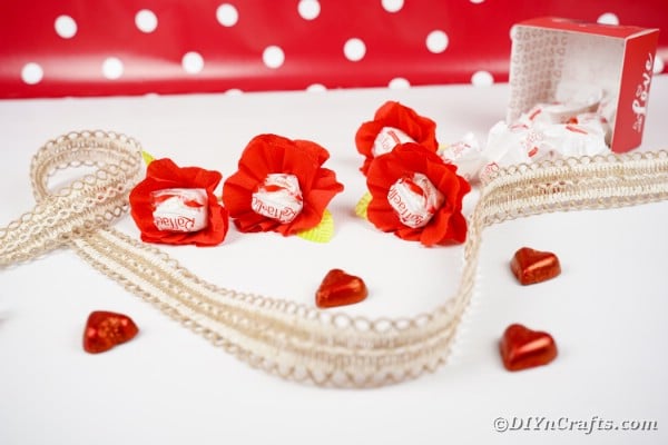 Fleurs de bonbons sur table avec des bonbons coeur rouge