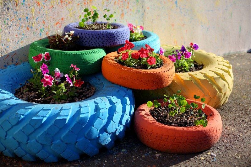 Image of Low garden bed made of old tires