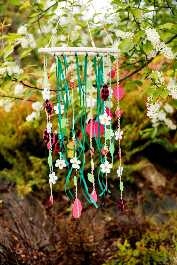 44 Unique DIY Hanging Decorations For Outdoor Spaces TasteAndCraze   Hanging Decor 5 