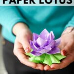 Femme tenant un lotus en papier