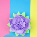 Vijolični papirnati lotos na barvitem papirju