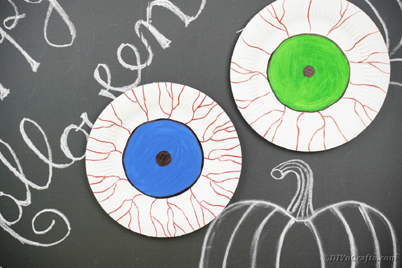 Assiette en papier globes oculaires injectés de sang sur le tableau d'Halloween