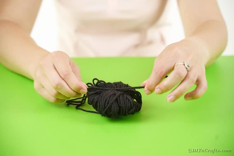 Tying the yarn