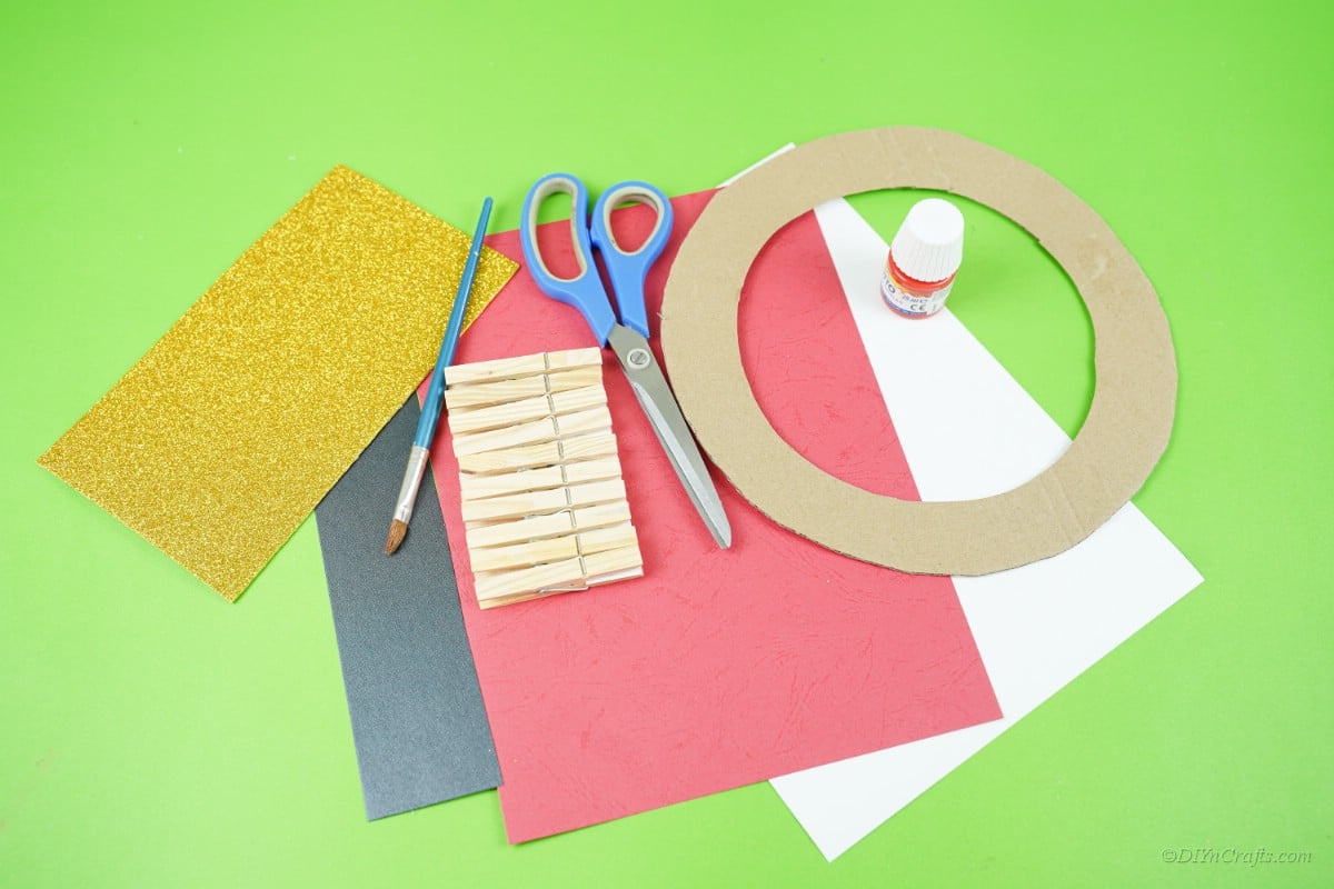 santa cwreath craft supplies cardboard ring paint paper