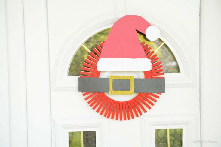 Praznična božična dekoracija DIY Santa Hat Wreath