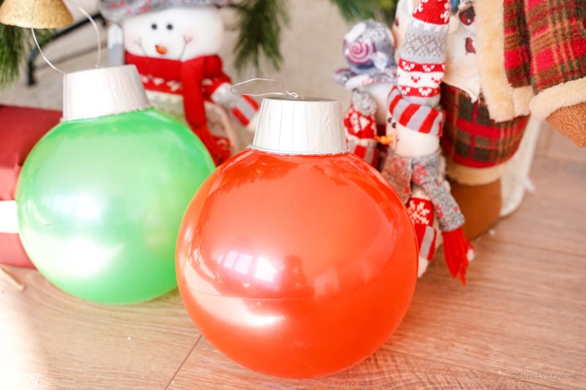 Weihnachtsschmuckballhandwerk mit Dekorationen