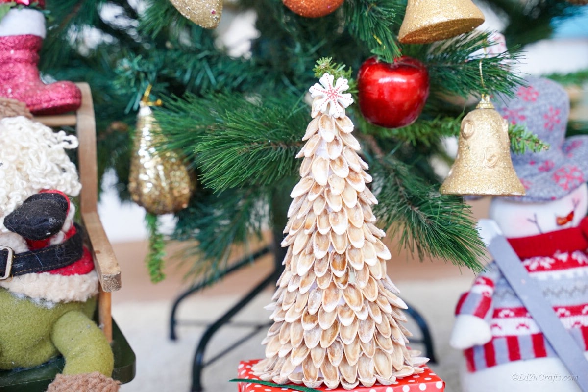 artisanat de coquille de noix devant l'arbre de Noël