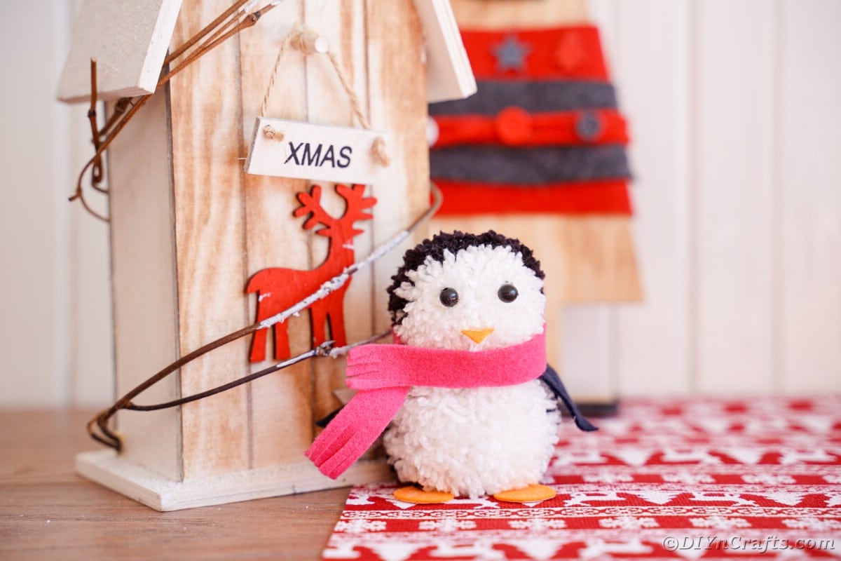 Pingouin pompon par décor en bois