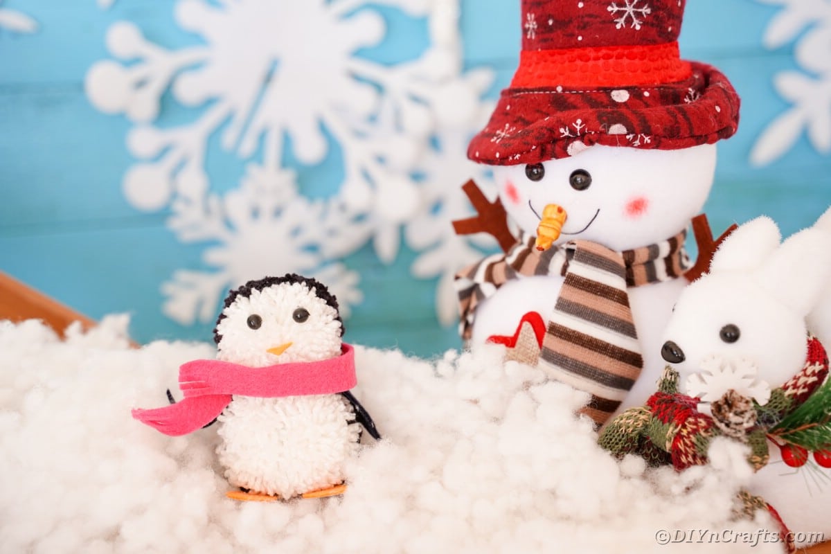 Pingouin Pom Pom sur la neige