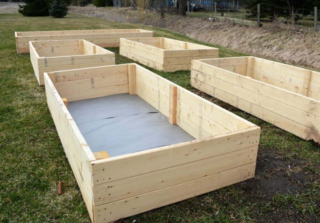 10 Best Ways to Fill a Raised Bed for Cheap - DIY & Crafts