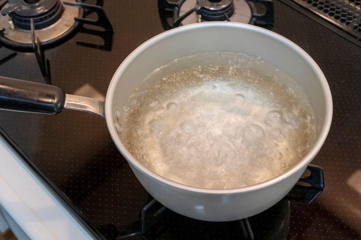 kochendes Wasser in einem Elektroherd
