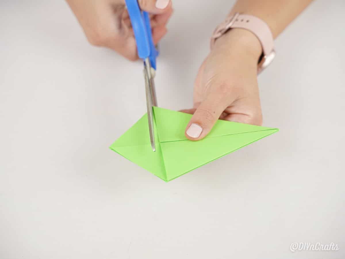 couper à la main l'extrémité du papier vert